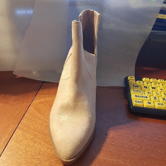 NEW ! ZBY Women Suede Bootie Cream Size 9.5 - Picture 3 of 6